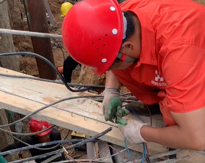 The anchor cable is energized and unlocked before recovery